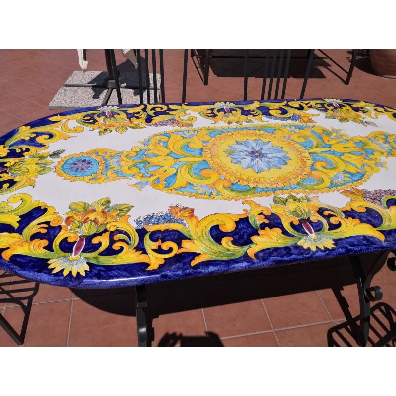 Tavolo in pietra lavica ceramizzata Lauria dipinto a mano. Ceramica di Vietri