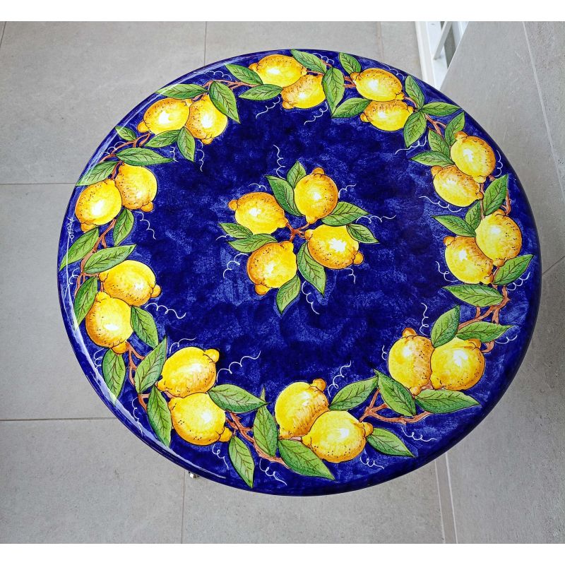 Table en pierre de lave émaillée. Citrons sur...