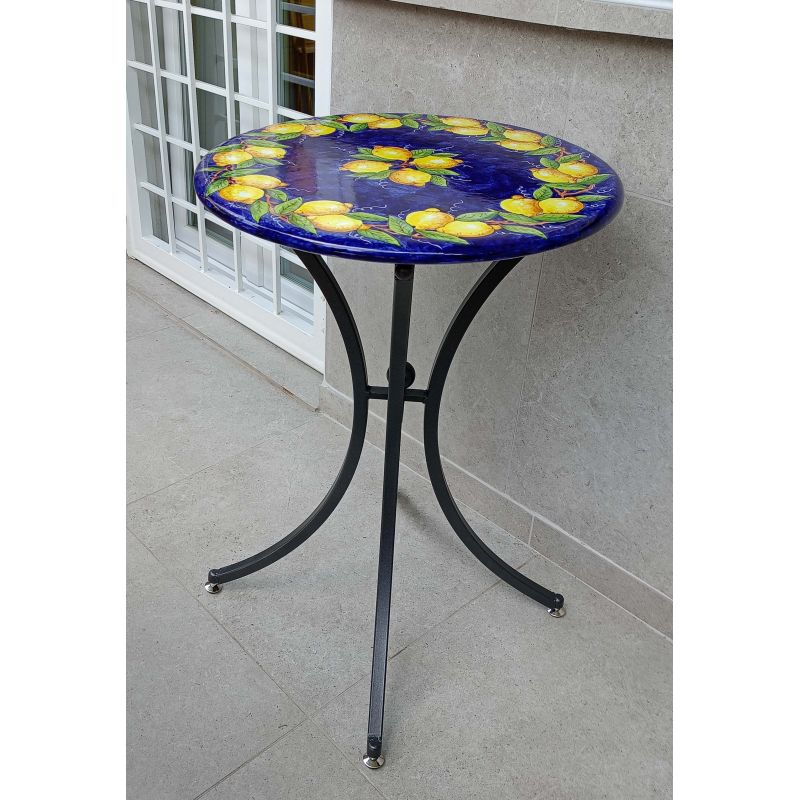 Table en pierre de lave émaillée. Citrons sur...