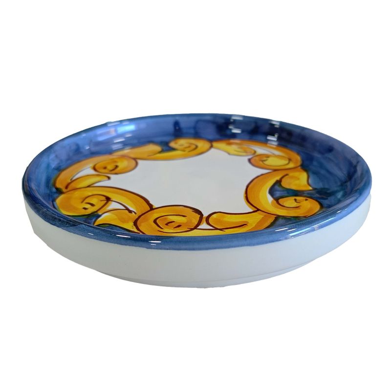 Debajo de un vaso y/o debajo de una botella....