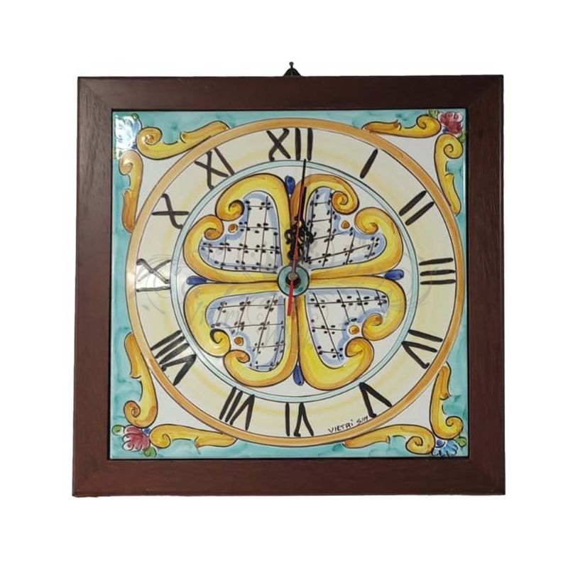 Reloj de pared. Sobre azulejo. Marco de madera....