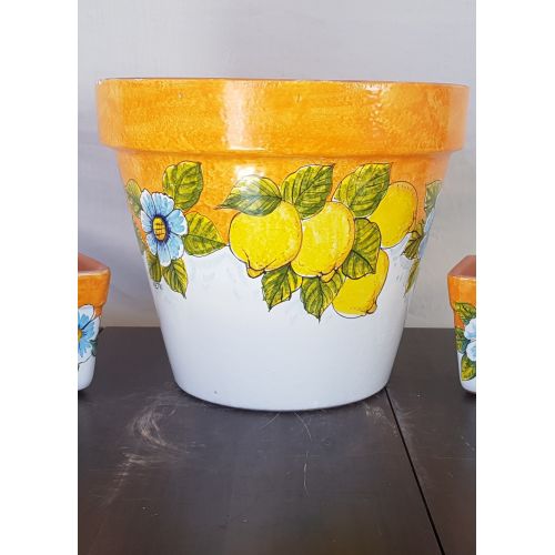 Decoración de jarrón cónico limones con borde naranja. Cerámica Vietri pintada a mano.