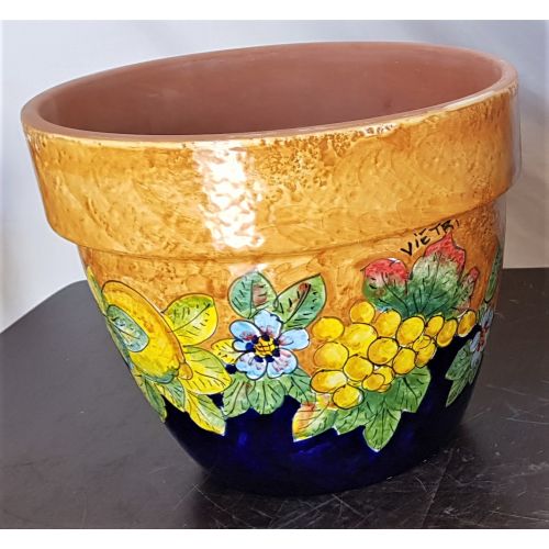 Jarrón cónico viejo fondo naranja, sujeto frutal. Cerámica Vietri pintada a mano.