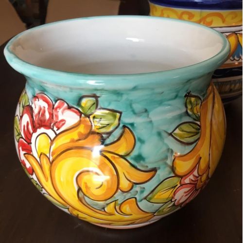 Cachepot Portaplantas ramina fondo verde con decoración. Cerámica Vietri pintada a mano.