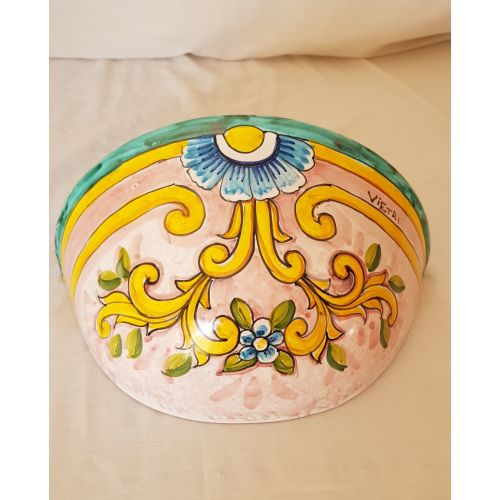 Gerla liscia porta pianta decoro barocco fondo rosa. Ceramica di Vietri dipinta a mano.