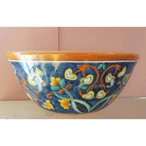 La planta de cesta lisa trae decoración floral Fondo azul. Cerámica Vietri pintada a mano.