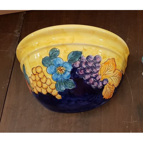 Cesta lisa decoración vegetal decoración de frutas fondo amarillo. Cerámica Vietri pintada a mano.