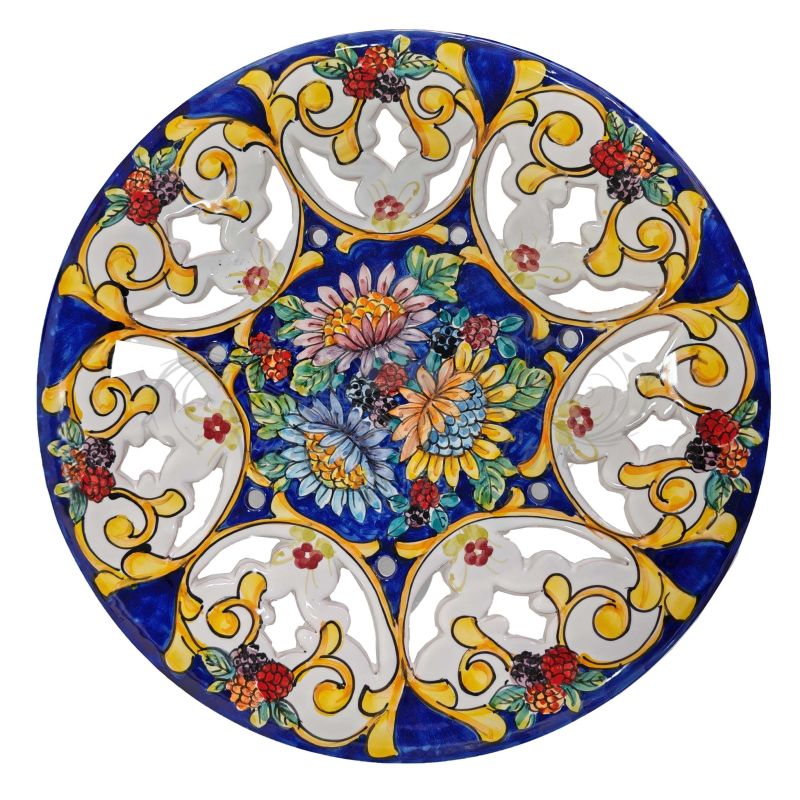 Plaque murale perforée. Mur baroque et fleuri....