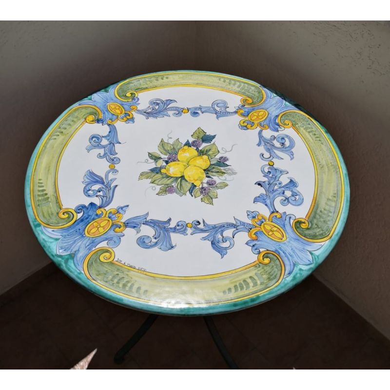 Tisch aus glasierter Lavastein. Barock....