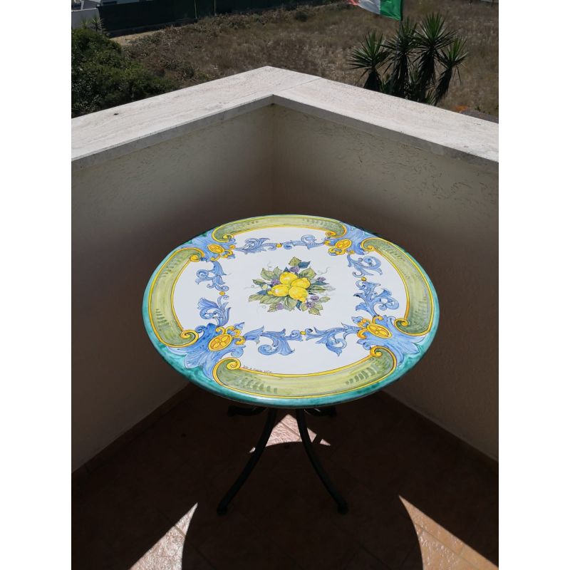 Table en pierre de lave émaillée. Baroque....