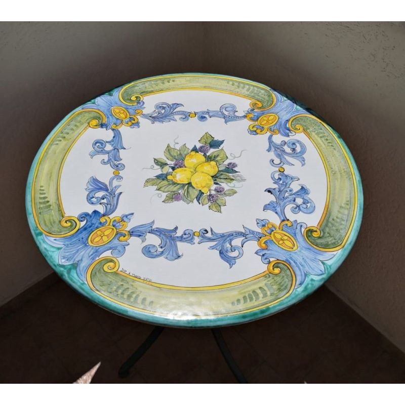 Tisch aus glasierter Lavastein. Barock....