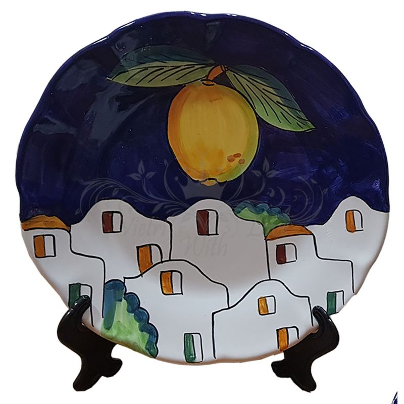 Assiettes, plats et gamme de citrons. Céramique...