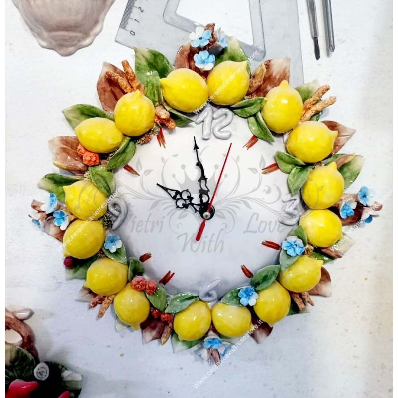 Horloge murale. Citrons en relief. Céramique de...