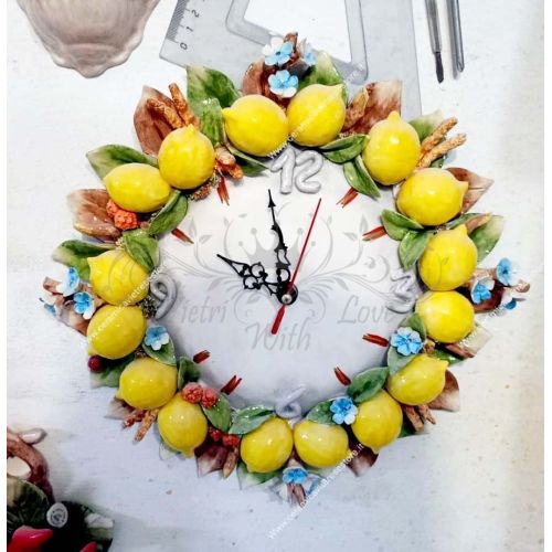 Horloge murale. Citrons en relief. Céramique de Vietri. Peinte à la main.
