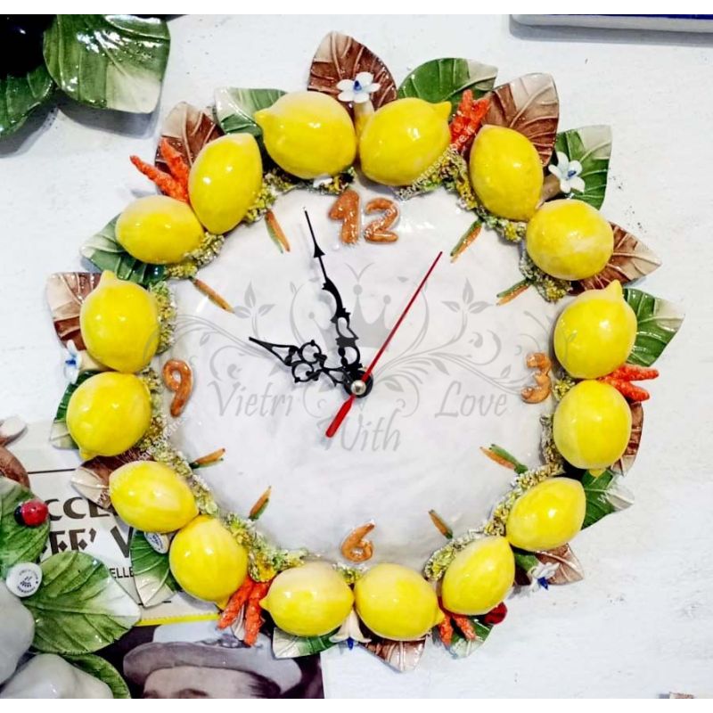 Horloge murale. Citrons en relief. Céramique de...