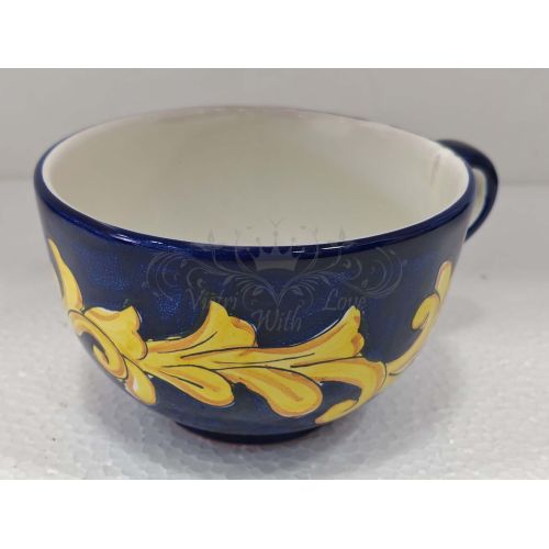 Taza de leche con plato de galletas, borde azul de línea barroca. Cerámica Vietri pintada a mano.
