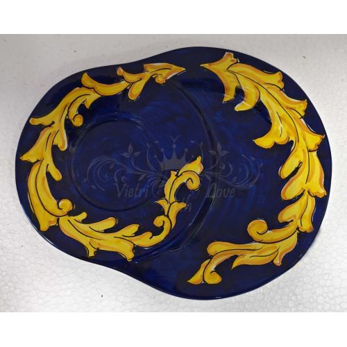 Taza de leche con plato de galletas, borde azul de línea barroca. Cerámica Vietri pintada a mano.