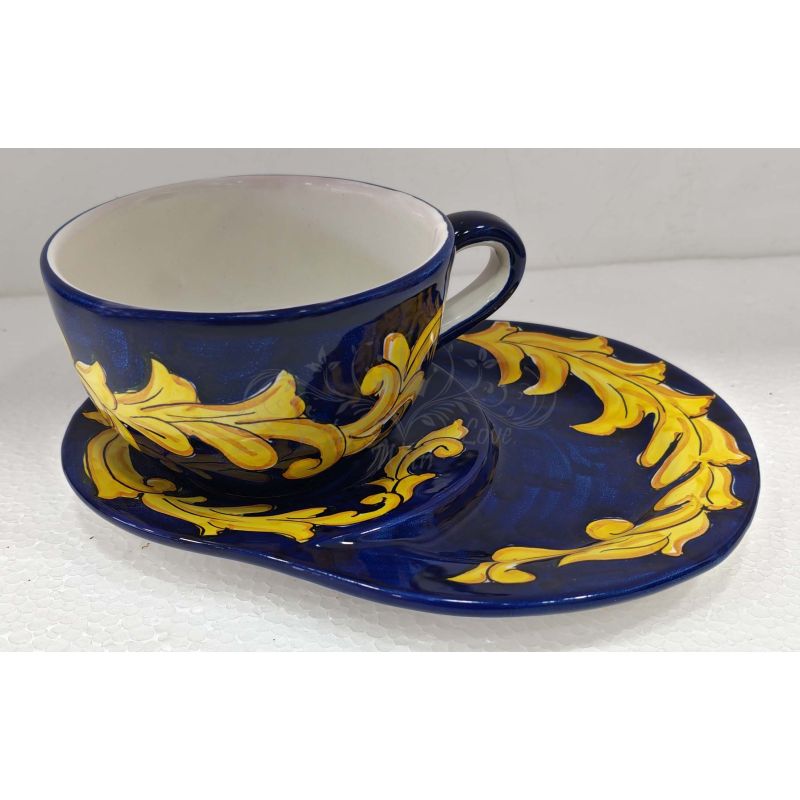 Taza de leche con plato de galletas, borde azul...