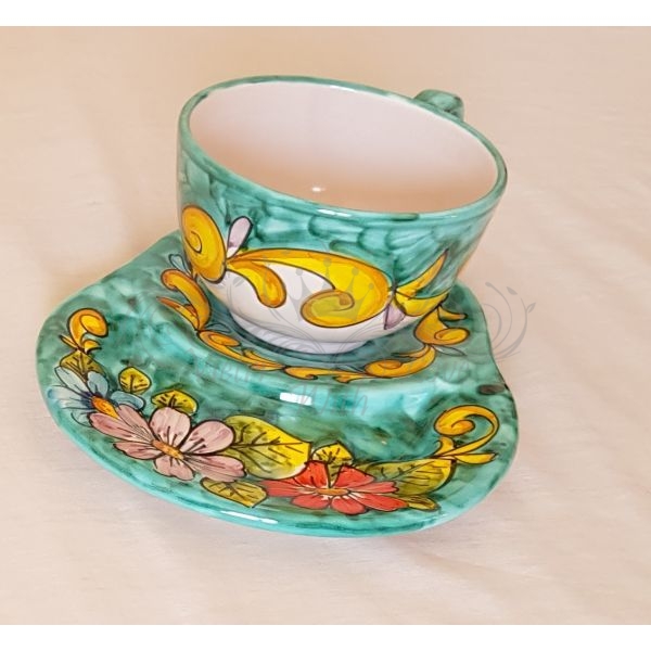 Tazza da latte con piatto portabiscotti, linea barocco e fiori . Ceramica  di Vietri dipinta a mano.