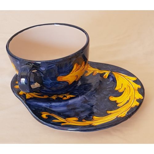 Taza de leche con plato de galletas, borde azul de línea...