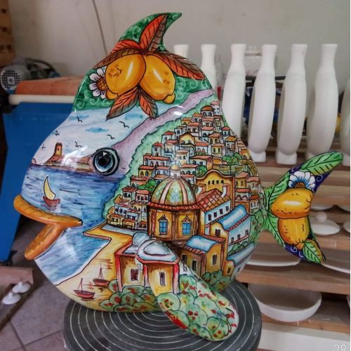 Encimera de pescado en cerámica Vietri pintada a mano. Objetos de decoración para su hogar