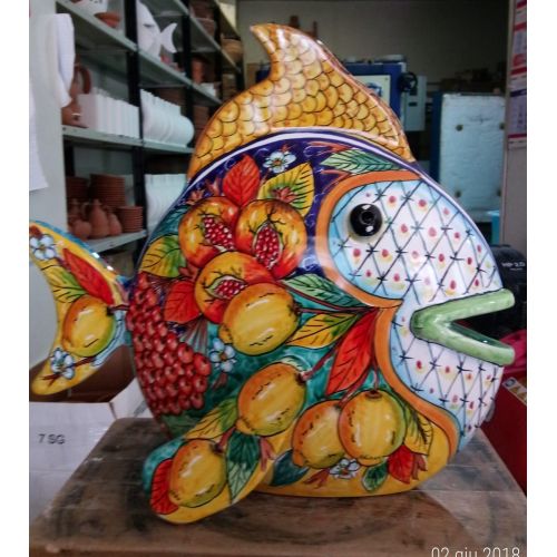 Encimera de pescado en cerámica Vietri pintada a mano. Objetos de decoración para su hogar