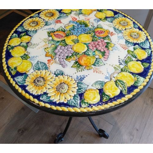 Table en pierre de lave céramisée. Tournesols et Citrons. Céramique de Vietri. Peinte à la main.