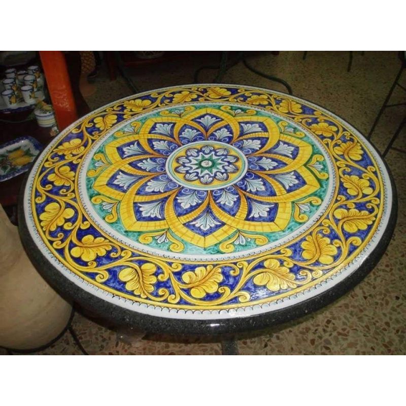 Tavolo in pietra lavica ceramizzata Geometrico e Gigli dipinto a mano. Ceramica di Vietri