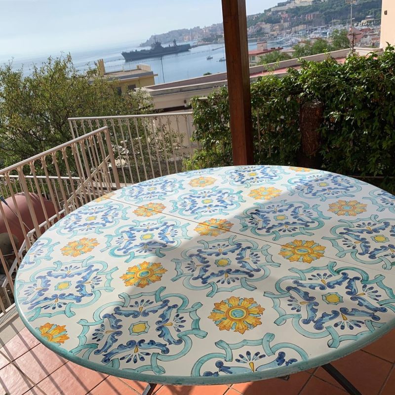 Mesa de piedra de lava ceramicizada. Portofino pintado a mano. Cerámica Vietri