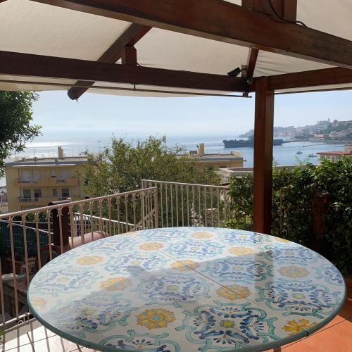 Table en pierre de lave céramisée. Portofino peint à la main. Céramique de Vietri.