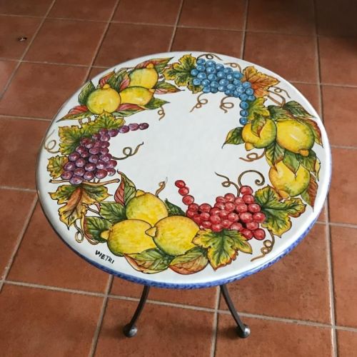 Table en pierre de lave céramisée. Raisins et Agrumes. Peinte à la main. Céramique de Vietri.