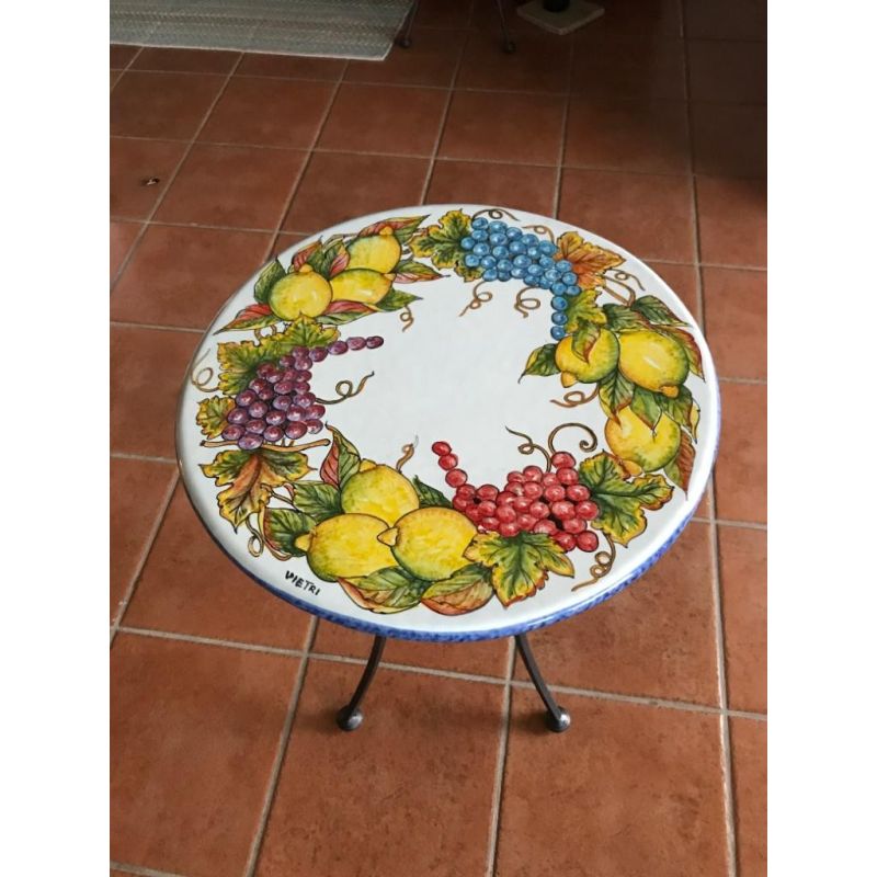 Table en pierre de lave céramisée. Raisins et...