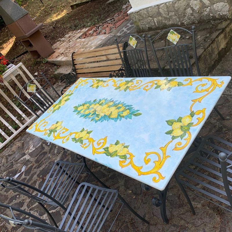 Table en pierre de lave céramisée. Cetara peint...