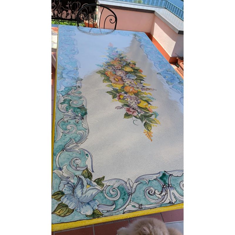Tavolo in pietra lavica ceramizzata Massalubbrense dipinto a mano. Ceramica di Vietri