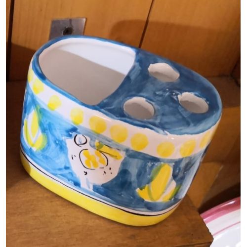Soporte de cepillo de dientes de animal de fondo azul. en cerámica Vietri pintada a mano.