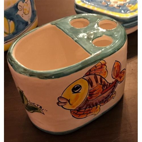 Soporte de cepillo de dientes sujeto a ramina de pescado verde. en cerámica Vietri pintada a mano.