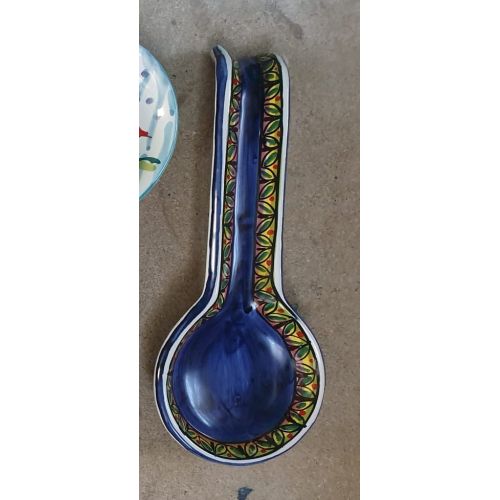 Cucharón de apoyo ROMA línea geométrica Fondo azul. Cerámica Vietri pintada a mano
