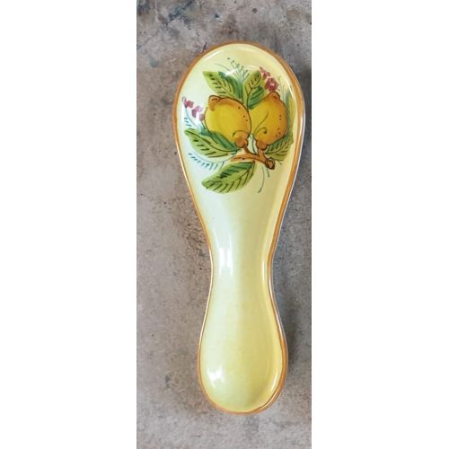 Cucharón descansa decoración limón fondo amarillo. Cerámica Vietri pintada a mano