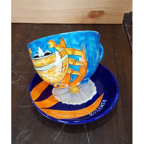 Taza de leche / tapa / té con línea de plato de pescado...