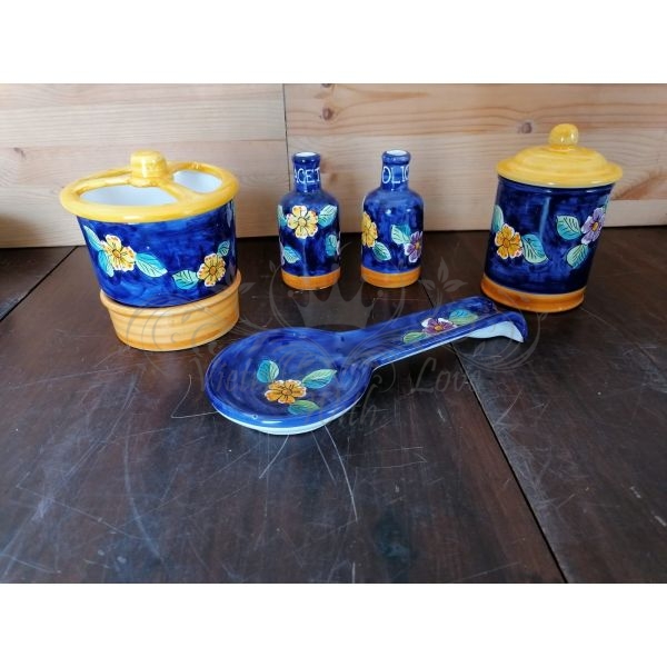 Set accessori cucina fondo Blu decoro fiori. Ceramica di Vietri dipinta a  mano.