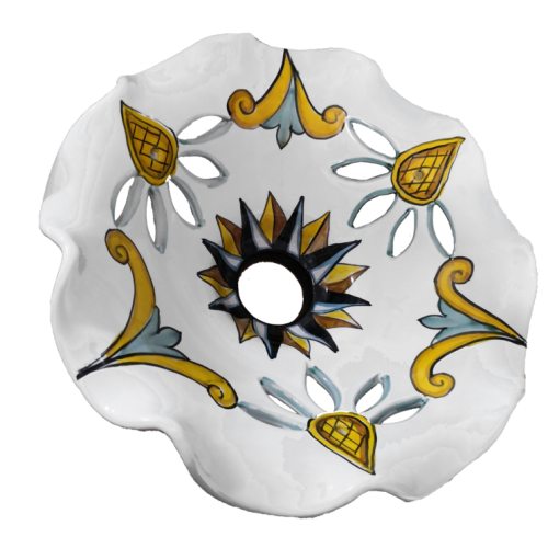 Candelabro de borde ondulado fondo blanco. Cerámica...