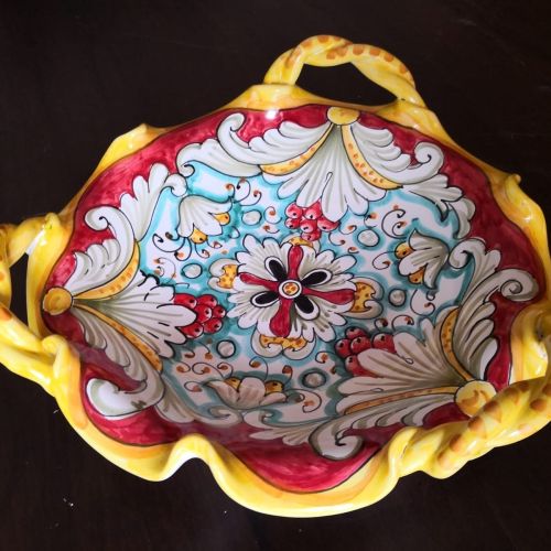 Centrotavola a coppa tre manici, bordo ondulato. Ceramica di Vietri dipinta a mano.