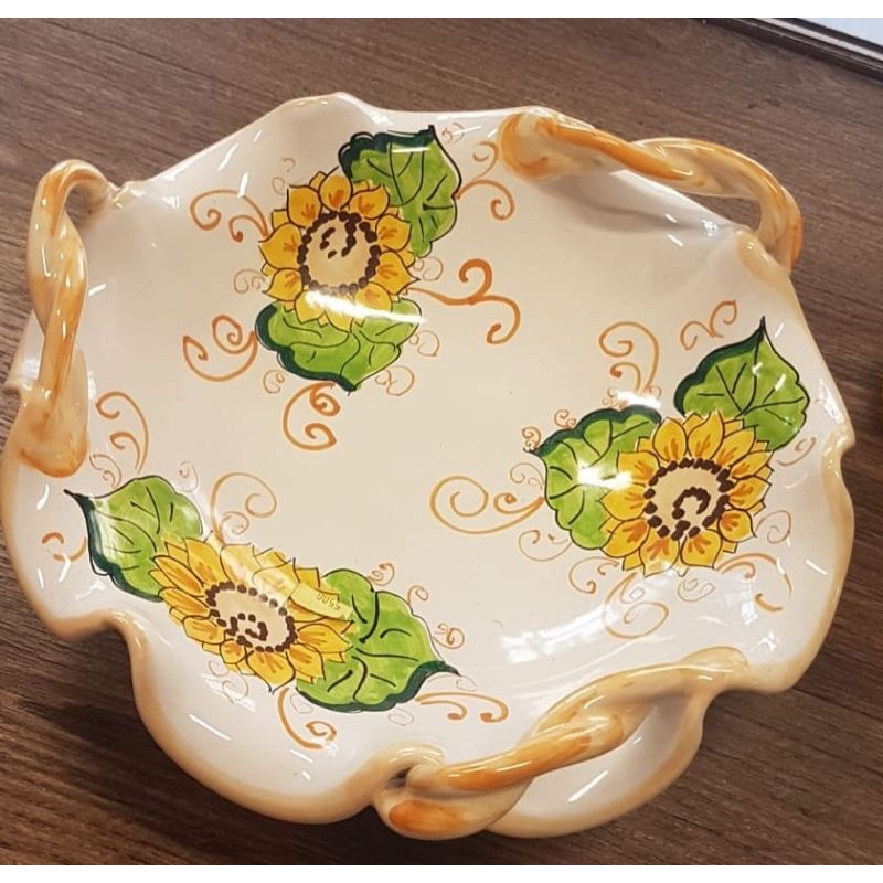 Centrotavola a coppa tre manici, bordo ondulato fondo bianco. Ceramica di Vietri dipinta a mano.