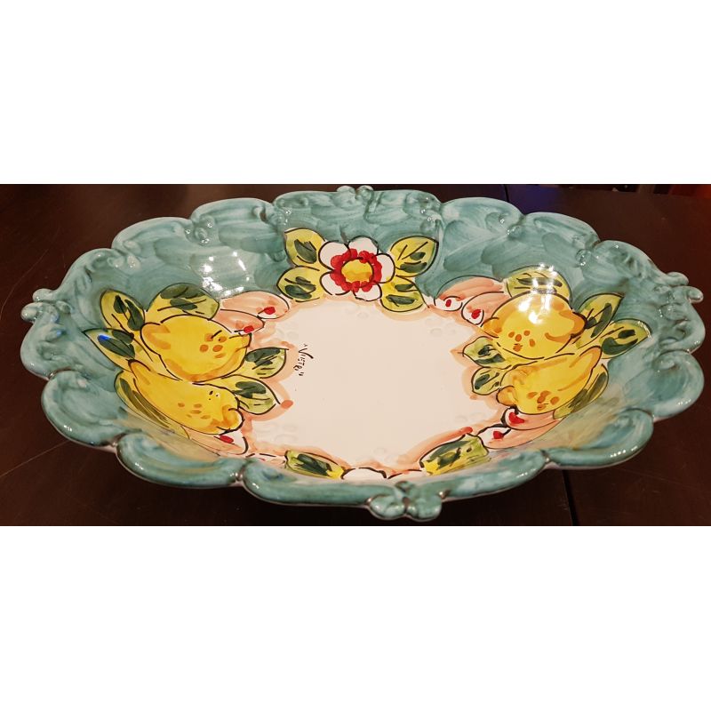 Eje central ovalado de borde verde ondulado....