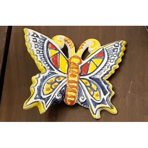 Farfalla colorata fondo giallo in Ceramica di vietri dipinta a mano. disponibili in diverse dimensioni