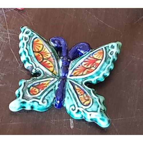 Farfalla colorata fondo verde ramina in Ceramica di vietri dipinta a mano. disponibili in diverse dimensioni