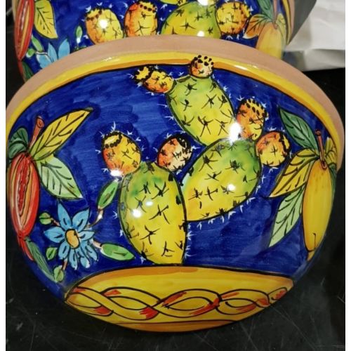 Cesta lisa planta puerta línea de chumberas Fondo azul. Cerámica Vietri pintada a mano.