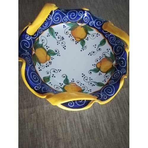 Centrotavola a coppa tre manici, bordo ondulato. Ceramica di Vietri dipinta a mano.