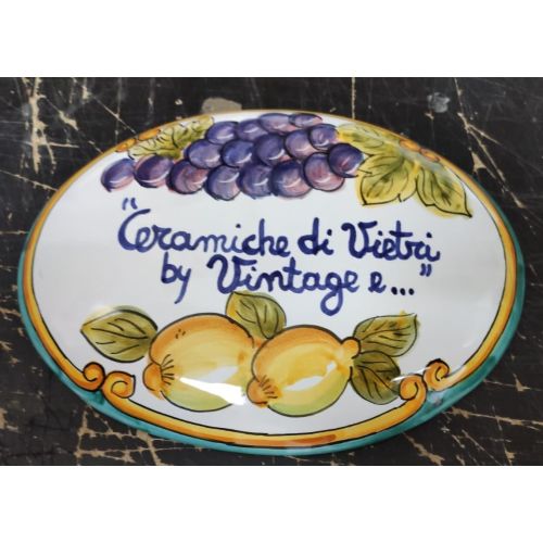 Targa personalizzabile fondo bianco decoro frutta. Ovale. Ceramica di Vietri dipinta a mano
