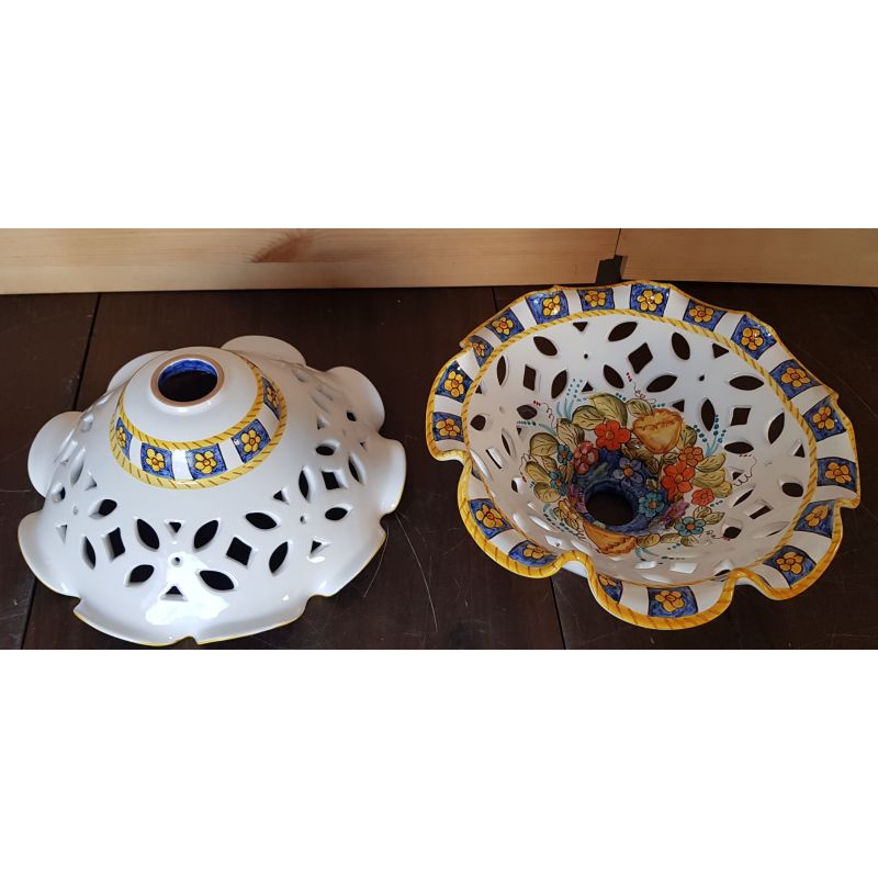 Lampadario bordo ondulato fondo bianco traforato. Ceramica di Vietri dipinta a  mano.